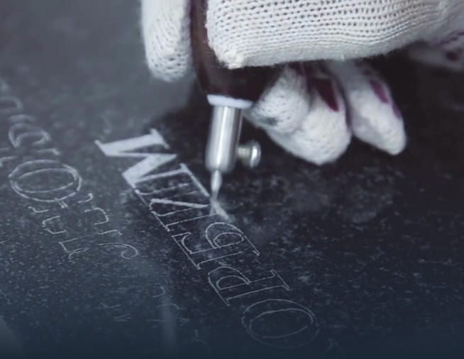 Гравировка эпитафии и&nbsp;регалий на&nbsp;камне